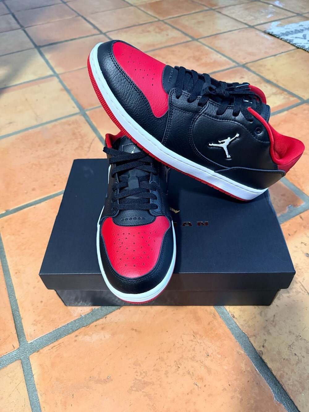 Jordan Court Connect Low Men's Sneakers - Black/Gym Red/White